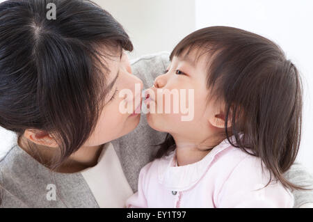 La madre e il bambino ragazza baciare, Foto Stock