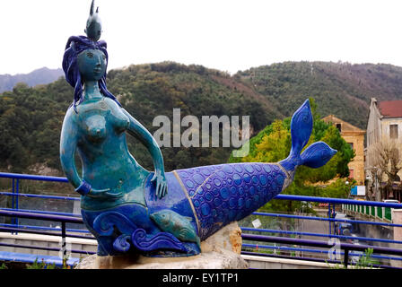 Vietri sul Mare, Costiera Amalfitana, Campania, Italia. Una ceramica artistica statua raffigurante una sirena nella piazza del paese. Foto Stock