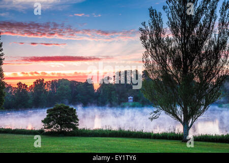 Alba sopra il tempio dorico e il lago nella motivazione della struttura Bowood Station Wagon nel Wiltshire. Foto Stock