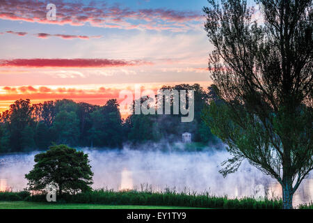 Alba sopra il tempio dorico e il lago nella motivazione della struttura Bowood Station Wagon nel Wiltshire. Foto Stock