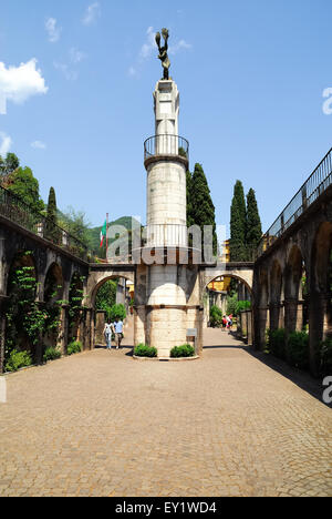 Gardone Riviera, Brescia, Italia. Il Vittoriale degli Italiani (il santuario di vittorie in italiano). Vittoriale fu la residenza di Gabriele D'Annunzio. L'ingresso e la statua raffigurante il fiume Piave. Foto Stock