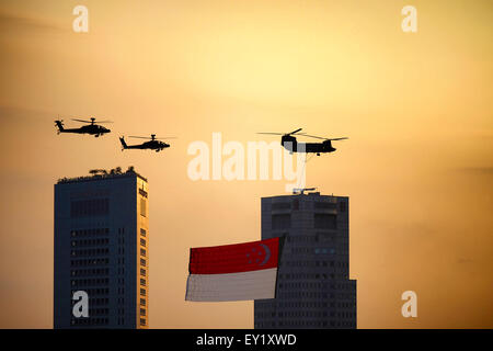 Singapore cinquantesimo giorno nazionale Parade elicotteri militari volare passato con Bandiera di Singapore Foto Stock