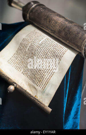 Antica sacra la Torah non confezionate in argento di scorrimento Foto Stock