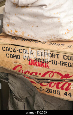 Dettaglio della Coca Cola cassa con il sacco in cima nel veicolo militare sul display a Poole Vintage evento in luglio Foto Stock