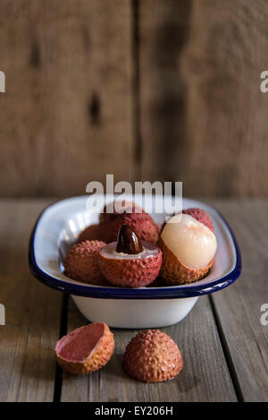 I litchi in ambiente rustico con sfondo di legno Foto Stock