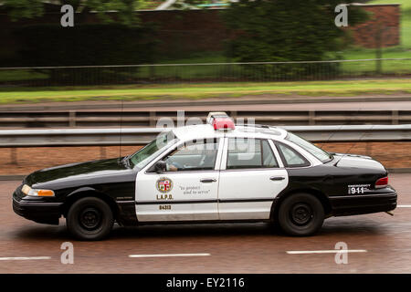 LAPD Ford Crown Victoria auto della polizia che viaggia lungo il Kingsway West a doppia carreggiata a Dundee, Regno Unito Foto Stock