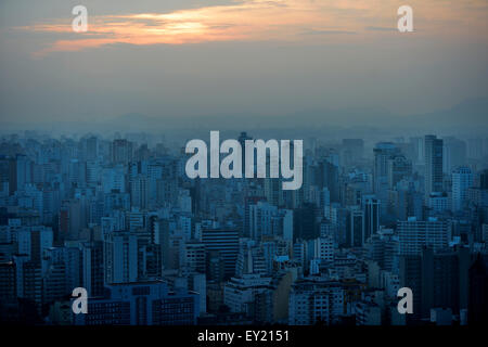 Il tramonto sopra cityscape con grattacieli, São Paulo, Brasile Foto Stock