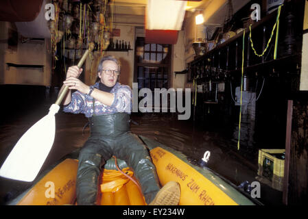 L'Europa, Germania, Colonia, esondazioni del fiume Reno a gennaio 1995, l'oste Wilhelm Wichert controlla il suo ristorante inondato Hax Foto Stock