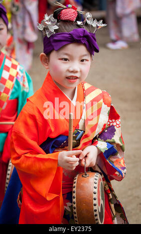 KYOTO, Giappone - 7 luglio: poco ragazza giapponese in geisha trucco e un kimono durante il Festival Tanabata celebrazioni Foto Stock