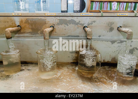 Rubinetti d'acqua che rilasciano diversi tipi di acqua in un impianto gestito da Aetra, uno dei fornitori di acqua di Giacarta, a Giacarta Est. Foto Stock