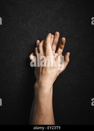 L uomo e la donna, mani collegando fra di loro, scuro dello sfondo in tela Foto Stock