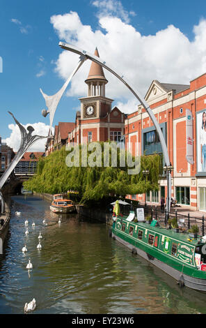 La scultura di Empowerment sul fiume Witham e il Waterside Shopping Center, Lincoln, Lincolnshire, Inghilterra, Regno Unito. Foto Stock