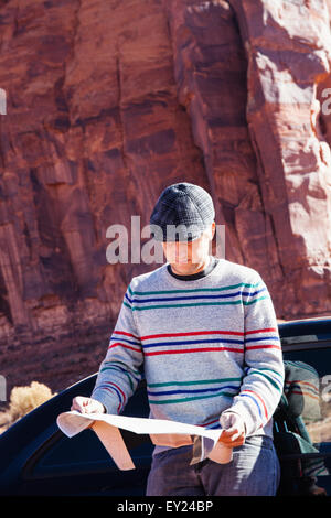 L'uomo perse sul viaggio su strada, alla Monument Valley, Utah, Stati Uniti d'America Foto Stock