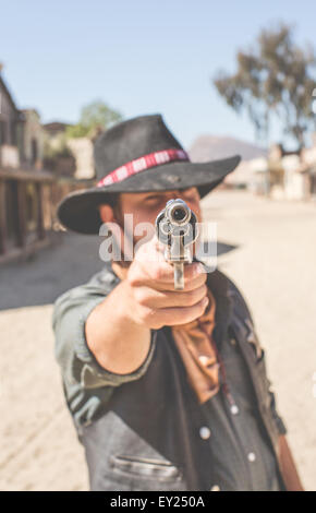 Cowboy pistola di puntamento sul selvaggio west set cinematografico, Fort Bravo, Tabernas, Almeria, Spagna Foto Stock