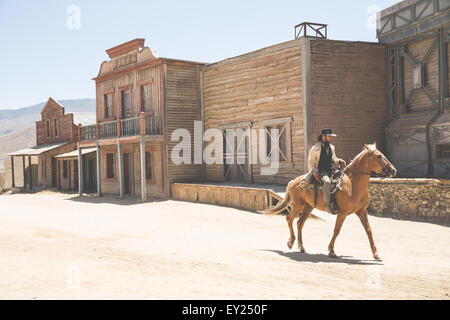 Cowboy a cavallo sul selvaggio west set cinematografico, Fort Bravo, Tabernas, Almeria, Spagna Foto Stock