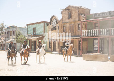 Pista di cowboy a cavallo sul selvaggio west set cinematografico, Fort Bravo, Tabernas, Almeria, Spagna Foto Stock