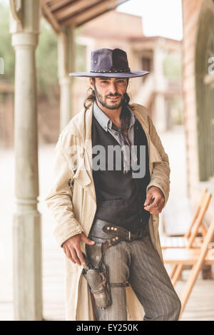 Ritratto di cowboy sul portico sul selvaggio west set cinematografico, Fort Bravo, Tabernas, Almeria, Spagna Foto Stock