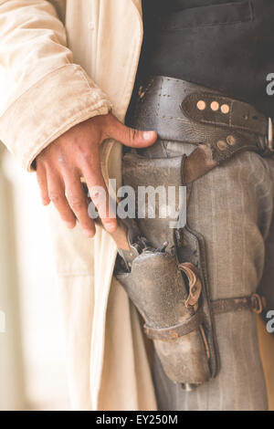 Tagliato in prossimità dei cowboys fondina pistola sul selvaggio west set cinematografico, Fort Bravo, Tabernas, Almeria, Spagna
