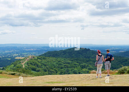 Giovane uomo e donna passeggiate sulle colline di Malvern, Worcestershire, England Regno Unito Foto Stock