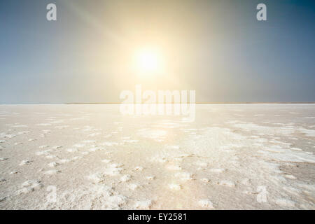 Vista del lago Tuz, vasto lago salato, Cappadocia, Anatolia, Turchia Foto Stock