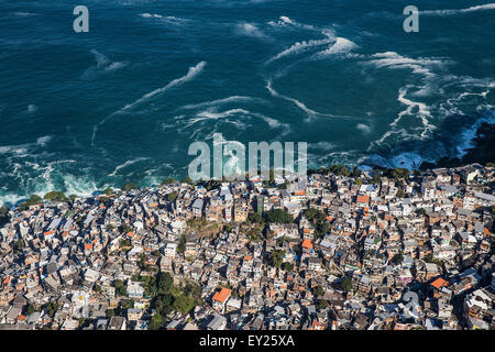 Vista aerea di alberi e affollata favela, Vidigal, Rio de Janeiro, Brasile Foto Stock