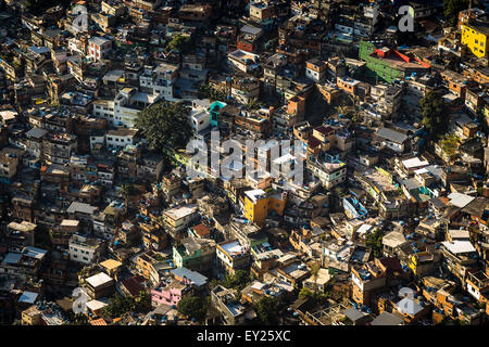 Vista aerea sopra affollato favela, Rio de Janeiro, Brasile Foto Stock