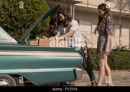 Coppia giovane imballaggio auto vintage stivale per il viaggio su strada Foto Stock