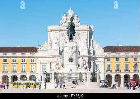 Lisbona, Portogallo - 20 Novembre 2013: Statua del Re di Jose io nel centro della piazza del Commercio (Praca de Commercio). Foto Stock