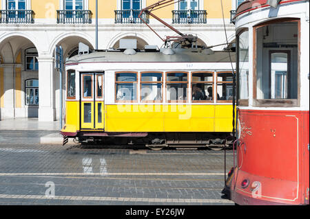 Lisbona, Portogallo - 20 Novembre 2013: una gialla e una rossa tramvia presso la piazza del Commercio (Praca de Commercio). Foto Stock