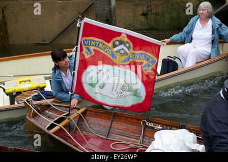 Shepperton, Surrey, Regno Unito. Il 20 luglio, 2015. Il censimento annuale della popolazione di cigno sul Fiume Tamigi 'swan batte in volata' iniziato oggi uscire da Sunbury. Il caso risale al XII secolo quando la corona rivendicato la proprietà di tutti i cigni, (quindi un importante fonte di cibo per banchetti e feste). La Queen's Swan marcatore e disegni Swan tomaie della Vintners' e tintori' livrea aziende utilizzano 6 tradizionale Thames rowing skiffs nel viaggio a Monte di Credito: Emma Durnford/ Alamy Live News Foto Stock