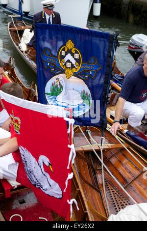 Shepperton, Surrey, Regno Unito. Il 20 luglio, 2015. Il censimento annuale della popolazione di cigno sul Fiume Tamigi 'swan batte in volata' iniziato oggi uscire da Sunbury. Il caso risale al XII secolo quando la corona rivendicato la proprietà di tutti i cigni, (quindi un importante fonte di cibo per banchetti e feste). La Queen's Swan marcatore e disegni Swan tomaie della Vintners' e tintori' livrea aziende utilizzano 6 tradizionale Thames rowing skiffs nel viaggio a Monte di Credito: Emma Durnford/ Alamy Live News Foto Stock