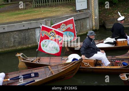 Shepperton, Surrey, Regno Unito. Il 20 luglio, 2015. Il censimento annuale della popolazione di cigno sul Fiume Tamigi 'swan batte in volata' iniziato oggi uscire da Sunbury. Il caso risale al XII secolo quando la corona rivendicato la proprietà di tutti i cigni, (quindi un importante fonte di cibo per banchetti e feste). La Queen's Swan marcatore e disegni Swan tomaie della Vintners' e tintori' livrea aziende utilizzano 6 tradizionale Thames rowing skiffs nel viaggio a Monte di Credito: Emma Durnford/ Alamy Live News Foto Stock