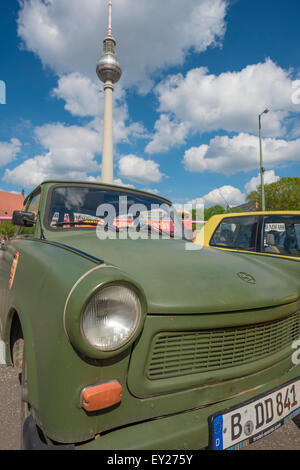 Trabant auto, vista di un'epoca della guerra fredda Trabant -o 'Trabi'- parcheggiato vicino alla torre Fernsehturm in Alexanderplatz, Berlino, Germania Foto Stock