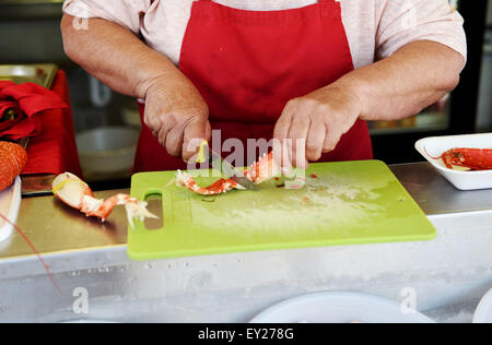 Donna al chiosco di molluschi sul lungomare di Brighton preparazione cucinata fresca aragosta per la vendita REGNO UNITO Foto Stock