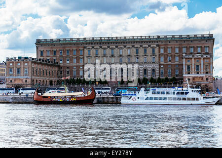 Stoccolma, Svezia, Royal Palace (Kungliga Slottet) vista dall'acqua Foto Stock