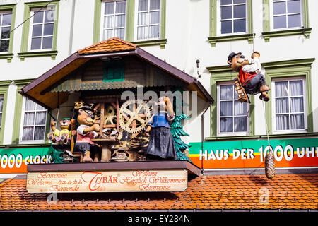 Close up esterno di Haus der 1000 Uhren, Triberg, Foresta Nera, Germania Foto Stock