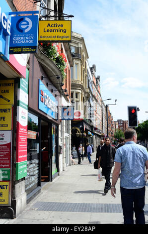 Una vista lungo il marciapiede su Earls Court Road a Londra. Foto Stock