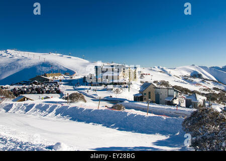 Mt Hotham villaggio dopo la neve fresca in una limpida giornata invernale e. Foto Stock