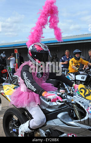 Kings Lynn, Norfolk, Regno Unito. 18/07/2015. Sergue Neques ai box a sporcizia Quake IV con Guy Martin alla Adrian Flux Arena. Foto Stock