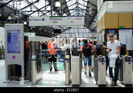 Biglietto ostacoli alla stazione della metropolitana di Earls Court di Londra. Foto Stock