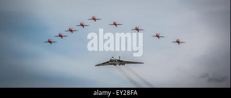 Le frecce rosse e Vulcan in formazione a RIAT 2015 Foto Stock