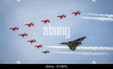 Le frecce rosse e Vulcan in formazione a RIAT 2015 Foto Stock