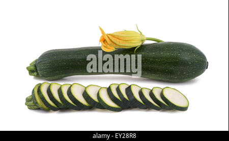 Verde di zucchine fresche isolati su sfondo bianco Foto Stock