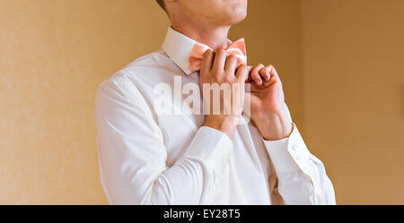 Uomo in un bow tie Foto Stock