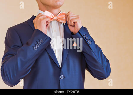 Uomo in un bow tie Foto Stock