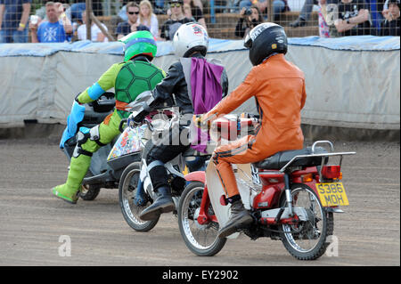 Kings Lynn, Norfolk, Regno Unito. 18/07/2015. Fancy Dress piloti in gara IRB a sporcizia Quake IV. © Becky Matthews Foto Stock