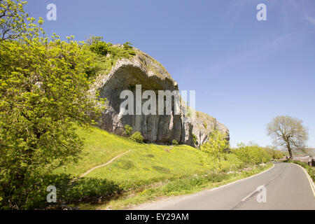 Kilnsey Crag, Wharfedale, Yorkshire Dales National Park. North Yorkshire, Inghilterra, Regno Unito Foto Stock