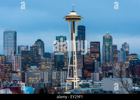 Seattle e lo Space Needle una torre di osservazione degli anni '60 costruita per la Fiera Mondiale del 1962 Seattle, WA, USA Foto Stock