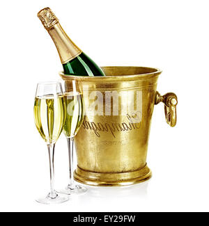 Bottiglia di champagne nel secchiello del ghiaccio con stemware isolati su sfondo bianco Foto Stock