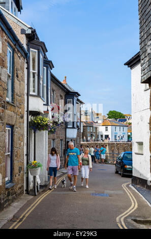 Strada stretta vicino al porto in Mousehole, Cornwall, Regno Unito Foto Stock